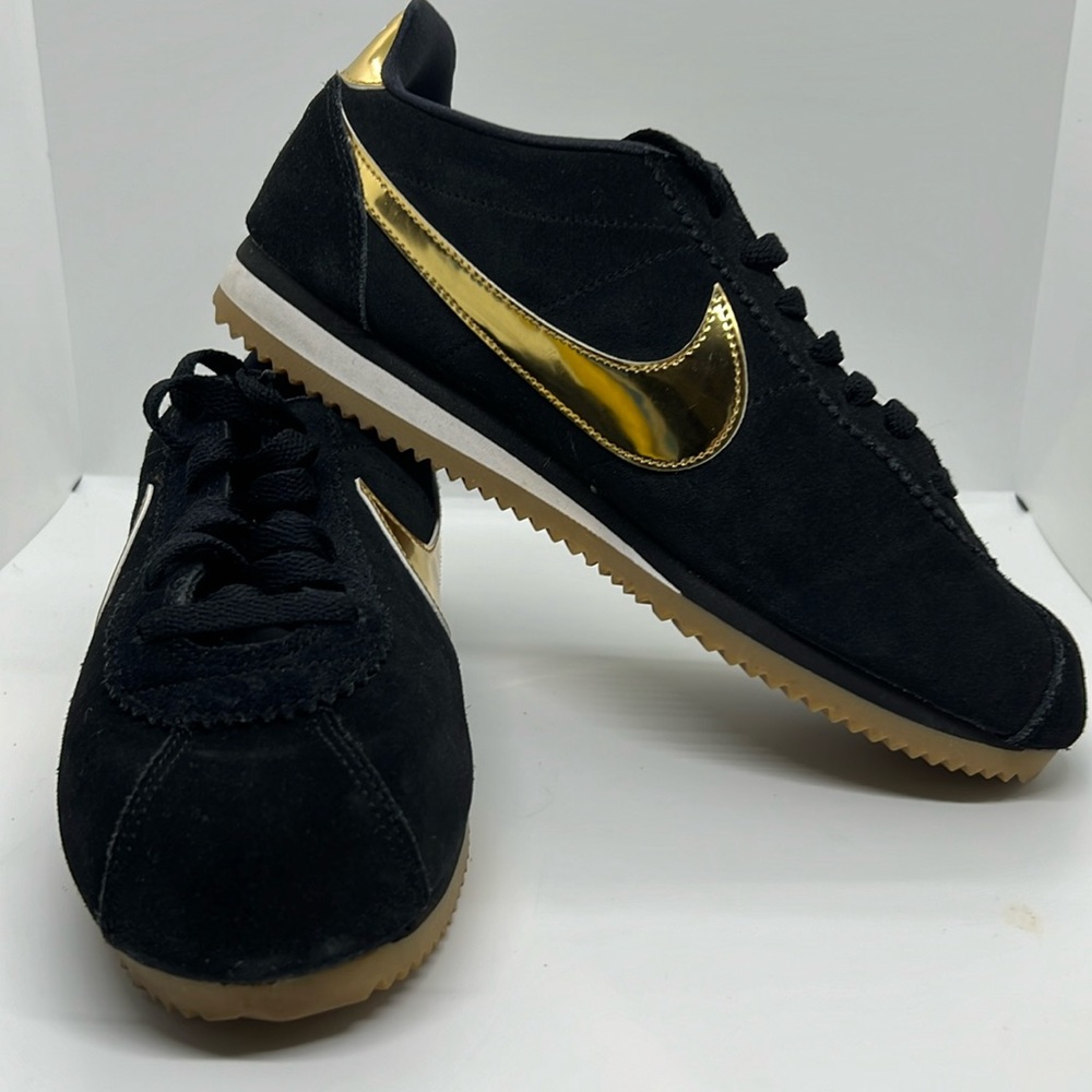 Nike size 10 retro black suede